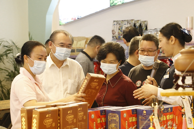 10.參觀那馬服務(wù)區(qū)扶貧產(chǎn)品展銷廳，此為廣西高速公路第一家扶貧產(chǎn)品展銷廳.JPG