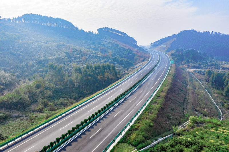 6.高速公路與群山相連，植被覆蓋率高，與原生態(tài)環(huán)境恢復有機結合.jpg