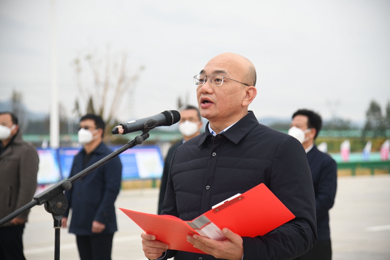 自治區(qū)交通運輸廳黨組成員、總工程師陳津維宣布通車.jpg