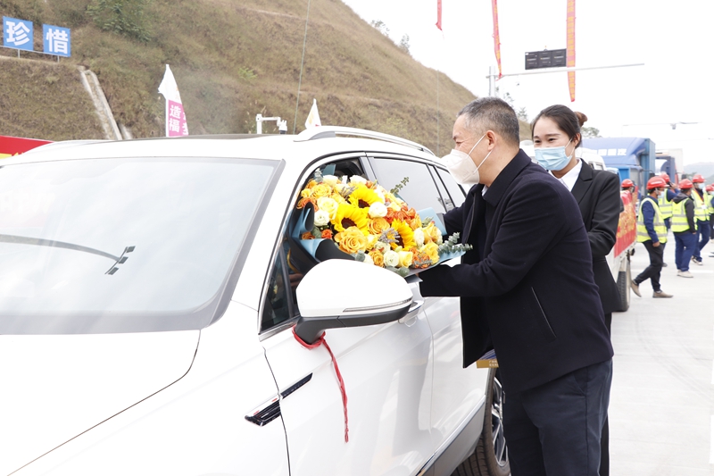 廣西新發(fā)展交通集團黨委書記、董事長陳開群為第一輛通車車輛送上鮮花.JPG